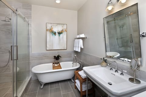 Combined shower/tub, hair dryer, towels