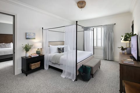 Unit w/ 1 King bed