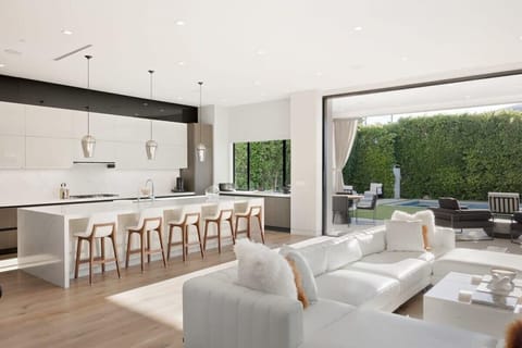 Additional 5-person seating at the kitchen counter bar