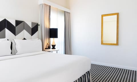 Unit with 1 King size bed. Exact unit will be assigned upon arrival. Views, colors and decor may vary.