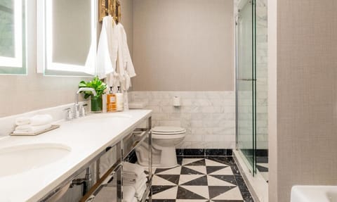 Bathroom with a shower/tub. The essential kit and towels are provided!