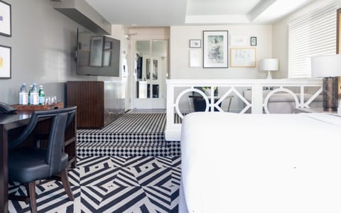 Unit with 1 king-size or queen-size bed. Exact unit will be assigned upon arrival. Views, colors and decor may vary.