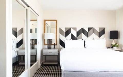 Unit with 1 King size bed. Exact unit will be assigned upon arrival. Views, colors and decor may vary.