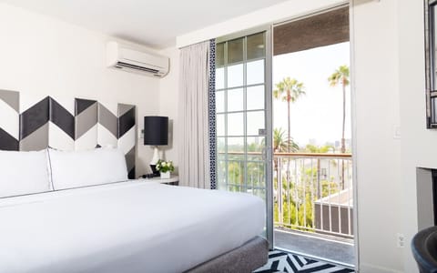 Unit with 1 king-size or queen-size bed. Exact unit will be assigned upon arrival. Views, colors and decor may vary.