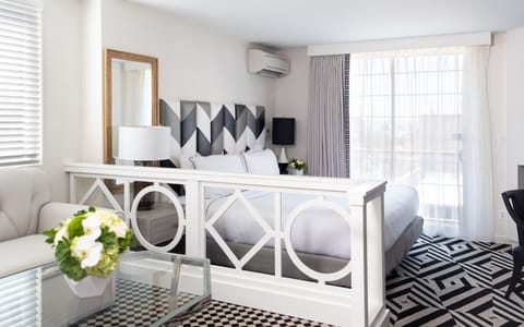 Unit with 1 king-size or queen-size bed. Exact unit will be assigned upon arrival. Views, colors and decor may vary.