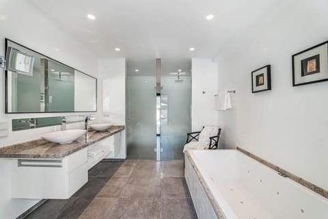 Combined shower/tub, towels