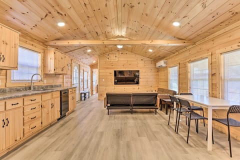 Dining Area | Dishware/Flatware Provided