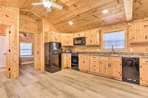 Laurelville Vacation Rental | 2BR | 2BA | Stairs Required | 832 Sq Ft