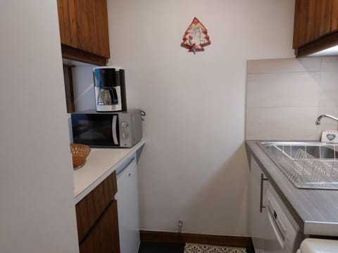 Fridge, oven, dishwasher, cookware/dishes/utensils