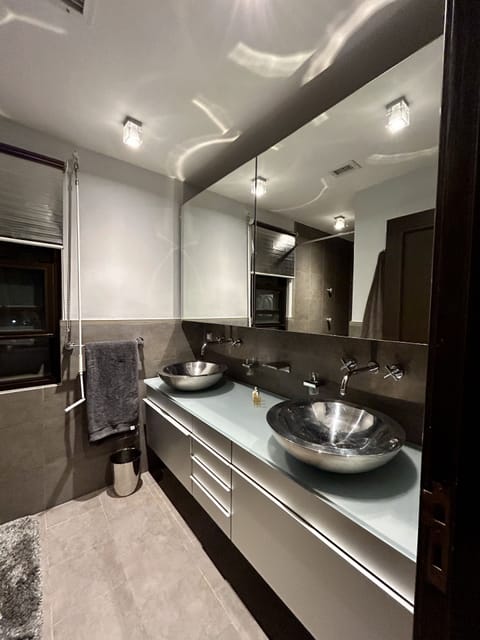 Combined shower/tub, jetted tub, hair dryer, towels