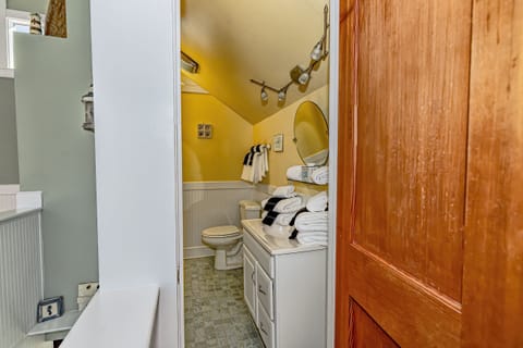 Combined shower/tub, hair dryer, towels