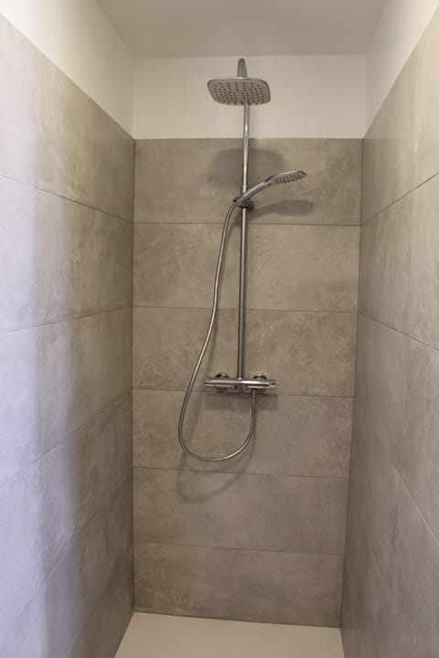 Combined shower/tub, hair dryer, towels