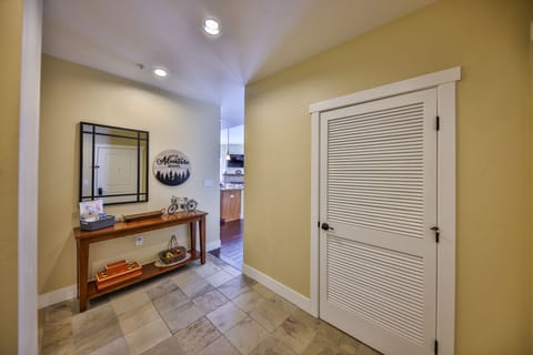 A large entryway with tiled floor