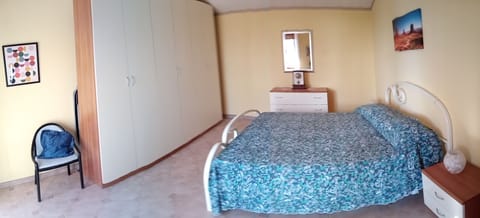 2 bedrooms, desk, iron/ironing board, cribs/infant beds