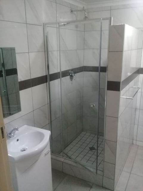 Combined shower/tub, free toiletries, hair dryer