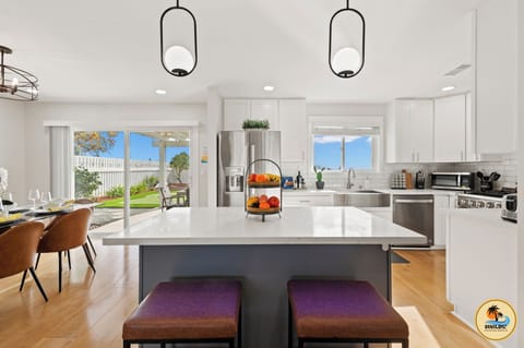 From apps to laughs, this modern kitchen sets the perfect vibe.