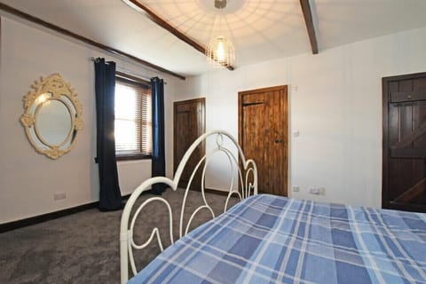4 bedrooms, cribs/infant beds, WiFi, bed sheets