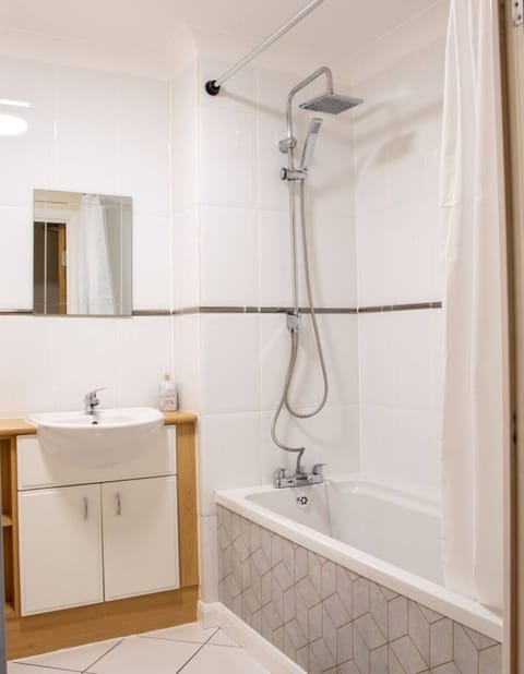 Combined shower/tub