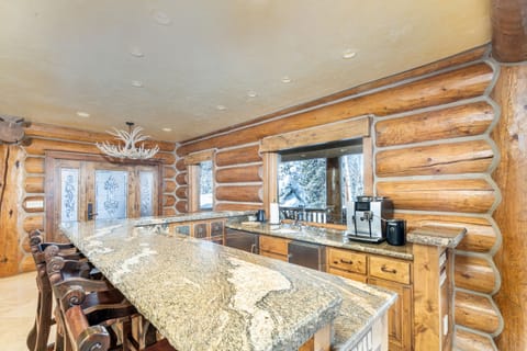 2.3-bearpaw-manor-kitchen1