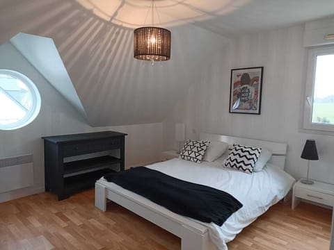 4 bedrooms, travel crib, WiFi, bed sheets