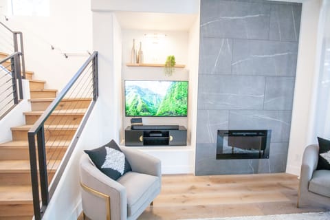 Smart TV, fireplace