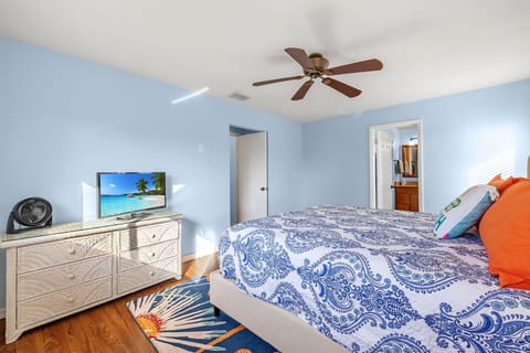 Primary bedroom has ceiling fan and tv. Plenty of room for your vacation needs.
