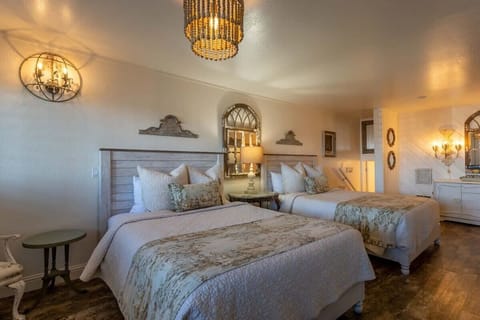 Double Queen bedroom.