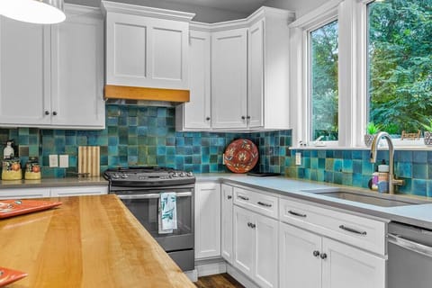 Another shot of the kitchen!