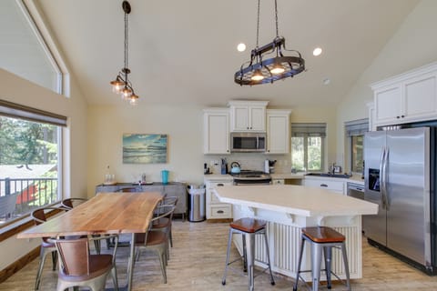 Dining Area | Dishware & Flatware