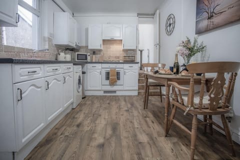 Langland Road - 1 Bedroom Apartment - Mumbles (2427)