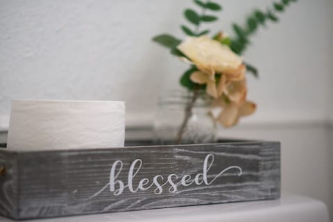 Charming bathroom décor with a welcoming touch