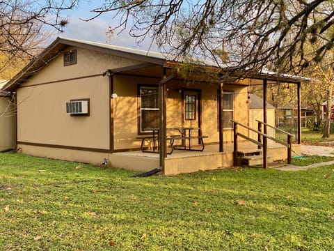 Deep Water - Quaint little cottage in Concan that sits on 2.5 acres with your own private Frio River front. 800' feet of rivers edge and an acre river bottom playground for the whole family to enjoy!