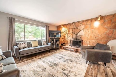 WALK to Garden of the Gods! The trailhead to the park is 50 feet from the house!