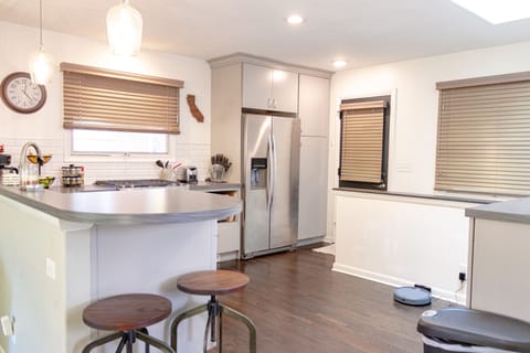 Private kitchen | Fridge, microwave, oven, stovetop