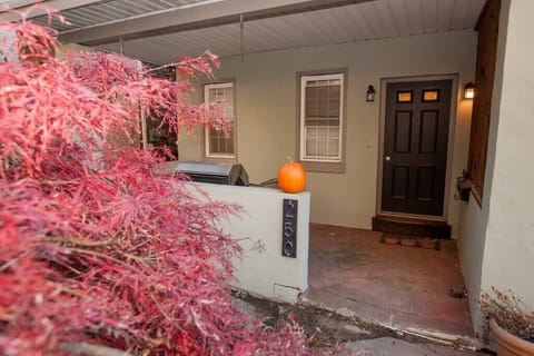 Great front porch to relax!