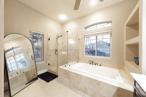 Combined shower/tub, jetted tub, hair dryer, towels