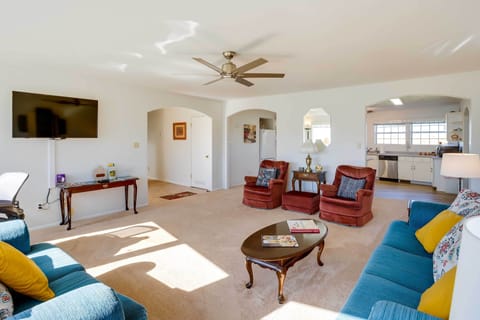 Living Room | Free WiFi | Keyless Entry | Smart TV