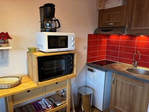 Microwave, oven, coffee/tea maker, toaster