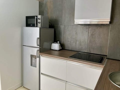 Fridge, microwave, dishwasher, coffee/tea maker