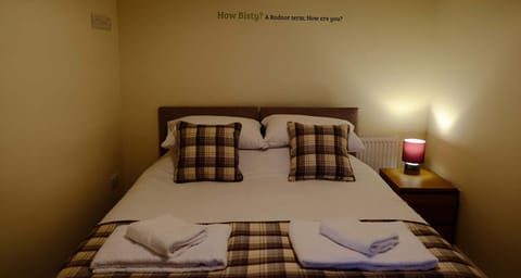 2 singles or King bed at Mid Wales Holiday Lets Old Drapers Apartment