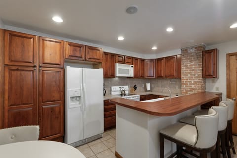 Fully stocked kitchen. Quality kitchen items for all your cooking needs.