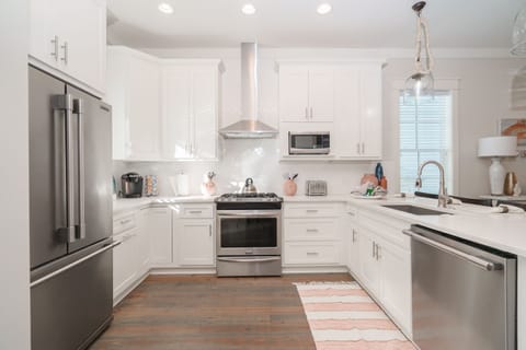 Large chefs kitchen, you have those meals covered.