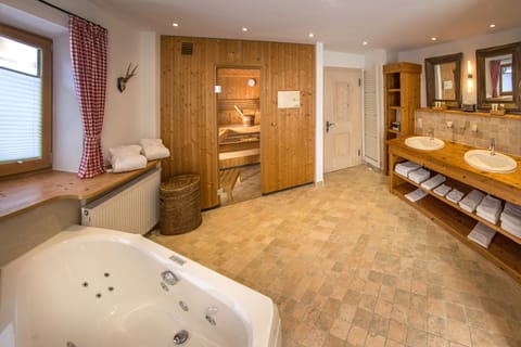 Shower, jetted tub, hair dryer, towels