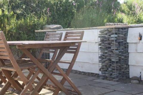 Sheltered outdoor dining on the patio. BBQ supplied