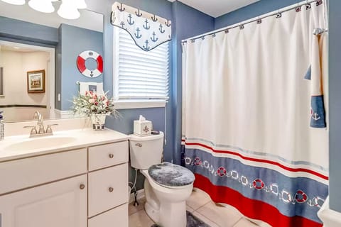 Combined shower/tub, towels, toilet paper