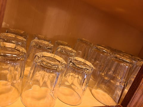 2 sizes of drinking glasses