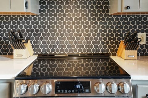 Indulge in guilt-free, crispy and delicious meals made possible by our LG stove with a built-in air fryer! Perfectly cooked meals with less oil mean more time to enjoy your vacation with loved ones.