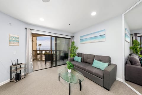 Spacious living room with balcony with ocean view