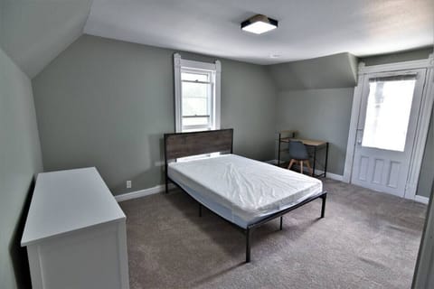 7 bedrooms, desk, WiFi, bed sheets
