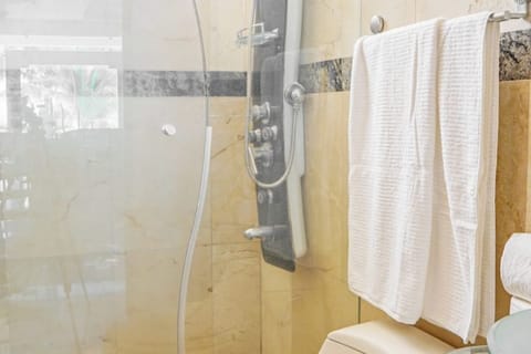 Combined shower/tub